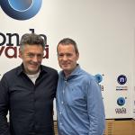 Mikel Santiago junto a Txema Gutiérrez en los estudios de Onda Vasca