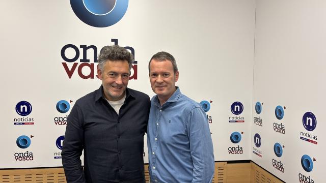 Mikel Santiago junto a Txema Gutiérrez en los estudios de Onda Vasca