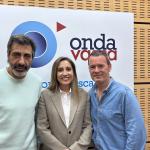Juan del Val y Ángela Banzas junto a Txema Gutiérrez en los estudios de Onda Vasca