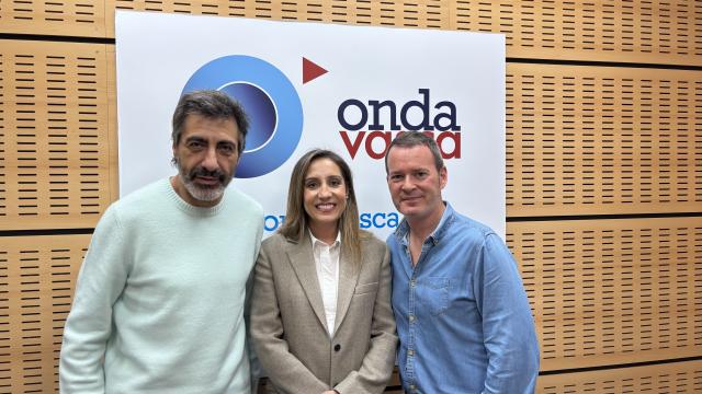 Juan del Val y Ángela Banzas junto a Txema Gutiérrez en los estudios de Onda Vasca