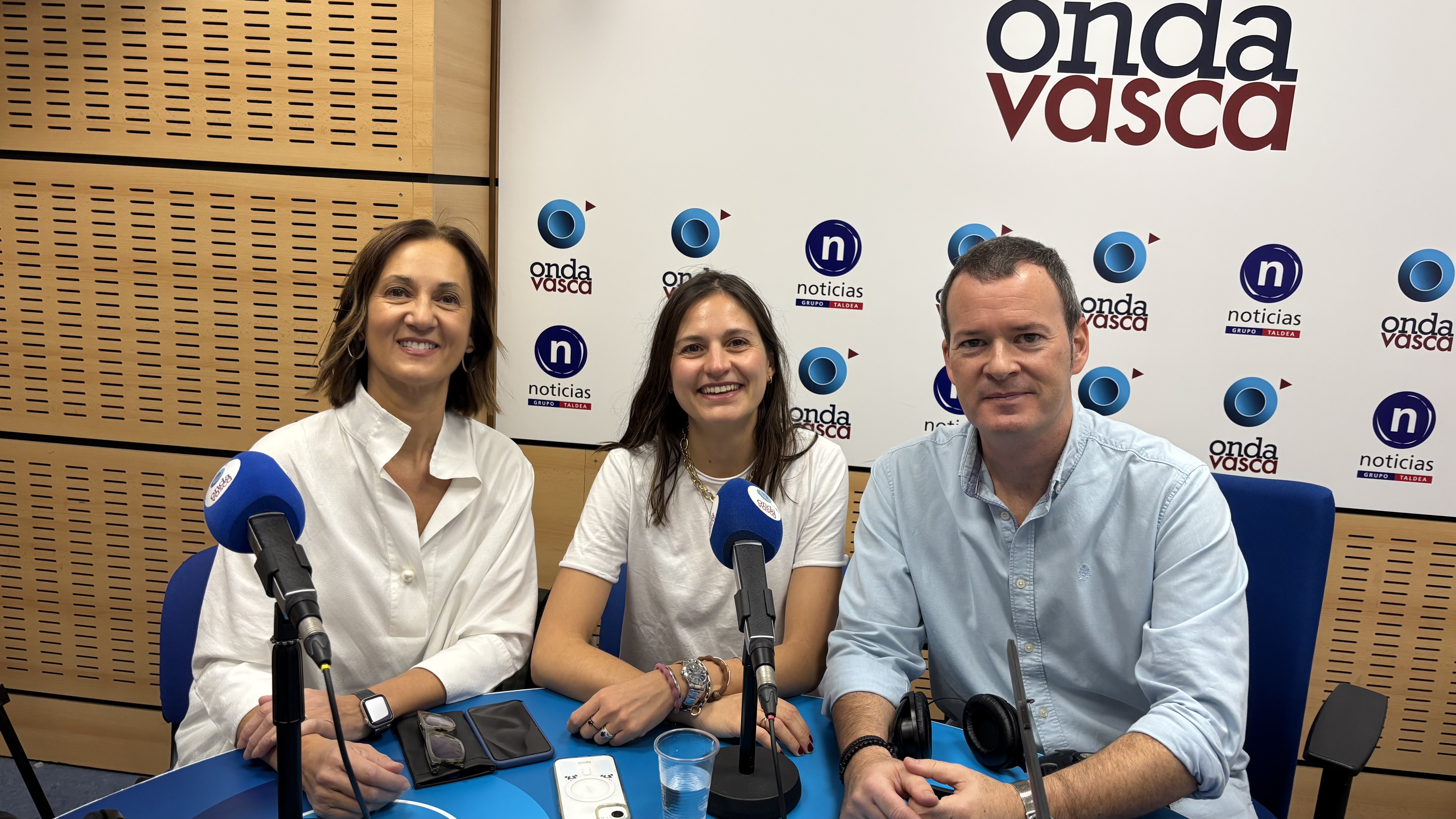 Las neurólogas del OSI Bilbao Basurto, Mar Carmona y Begoña Huete, junto a Txema Gutiérrez en los estudios de Onda Vasca