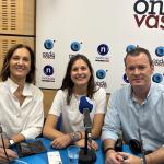 Las neurólogas del OSI Bilbao Basurto, Mar Carmona y Begoña Huete, junto a Txema Gutiérrez en los estudios de Onda Vasca