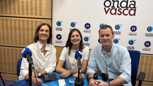 Las neurólogas del OSI Bilbao Basurto, Mar Carmona y Begoña Huete, junto a Txema Gutiérrez en los estudios de Onda Vasca
