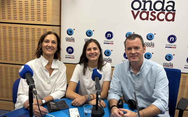 Las neurólogas del OSI Bilbao Basurto, Mar Carmona y Begoña Huete, junto a Txema Gutiérrez en los estudios de Onda Vasca
