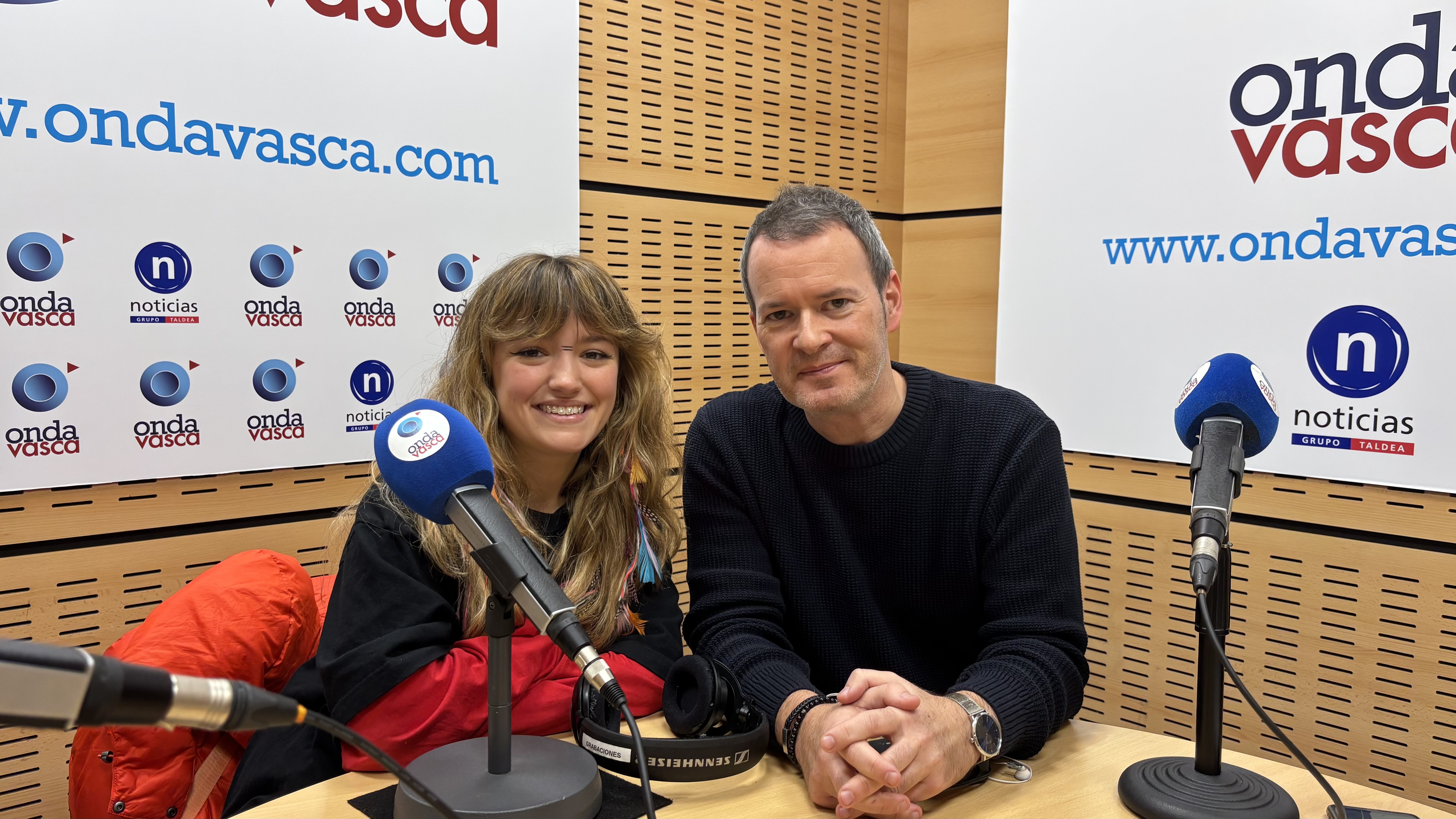 Lova Lois junto a Txema Gutiérrez en los estudios de Onda Vasca