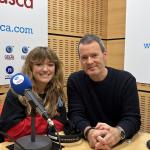 Lova Lois junto a Txema Gutiérrez en los estudios de Onda Vasca