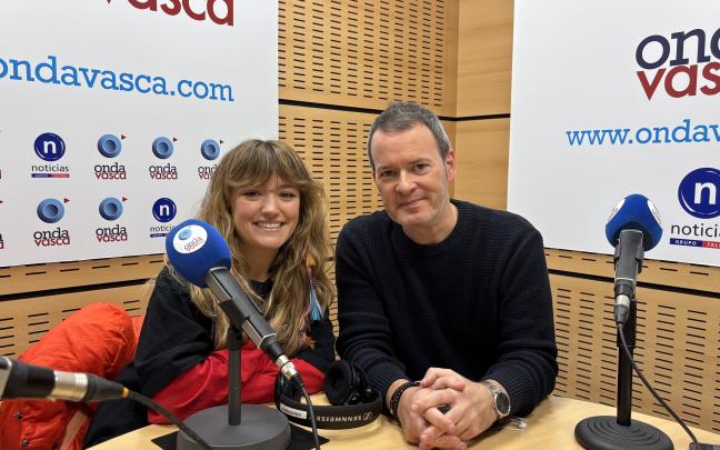 Lova Lois junto a Txema Gutiérrez en los estudios de Onda Vasca