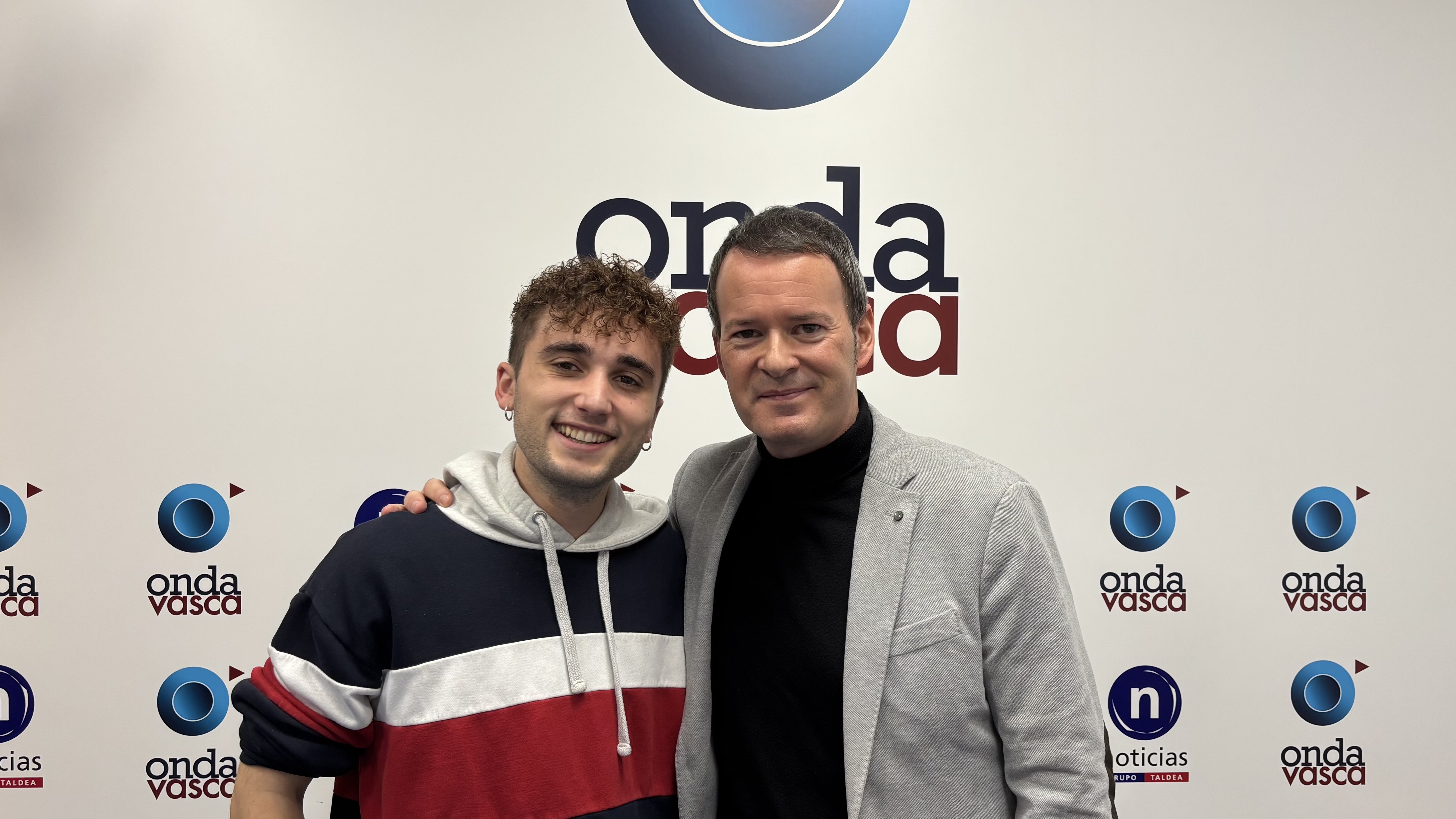 Jon Castañeda, más conocido como Jonkass, junto a Txema Gutiérrez en los estudios de Onda Vasca