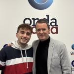 Jon Castañeda, más conocido como Jonkass, junto a Txema Gutiérrez en los estudios de Onda Vasca