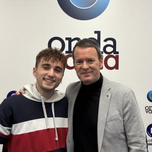Jon Castañeda, más conocido como Jonkass, junto a Txema Gutiérrez en los estudios de Onda Vasca