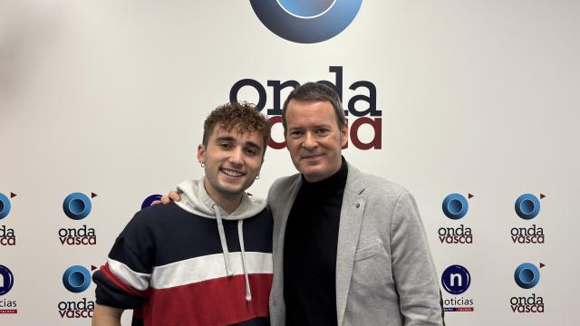 Jon Castañeda, más conocido como Jonkass, junto a Txema Gutiérrez en los estudios de Onda Vasca