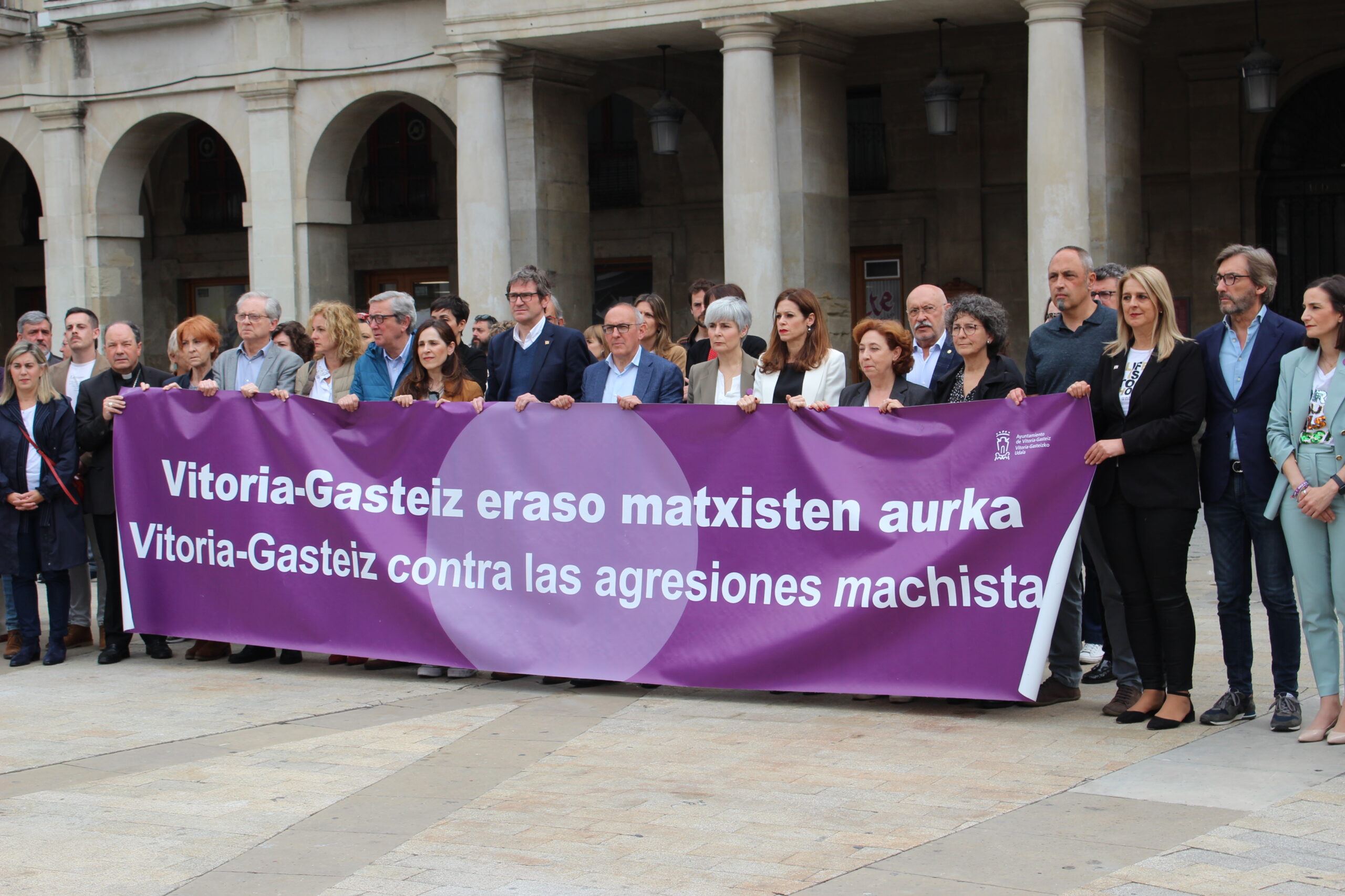 Imagen de la concentración celebrada a mediodía frente al Ayuntamiento. Foto: Ayuntamiento de Gasteiz