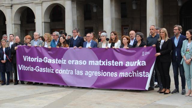 Imagen de la concentración celebrada a mediodía frente al Ayuntamiento. Foto: Ayuntamiento de Gasteiz