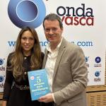 Blanca Garcia-Orea Haro, más conocida como @blancanutri, junto a Txema Gutiérrez en los estudios de Onda Vasca.