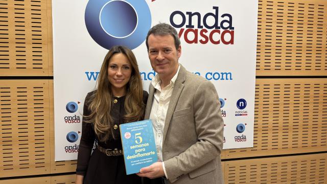 Blanca Garcia-Orea Haro, más conocida como @blancanutri, junto a Txema Gutiérrez en los estudios de Onda Vasca.