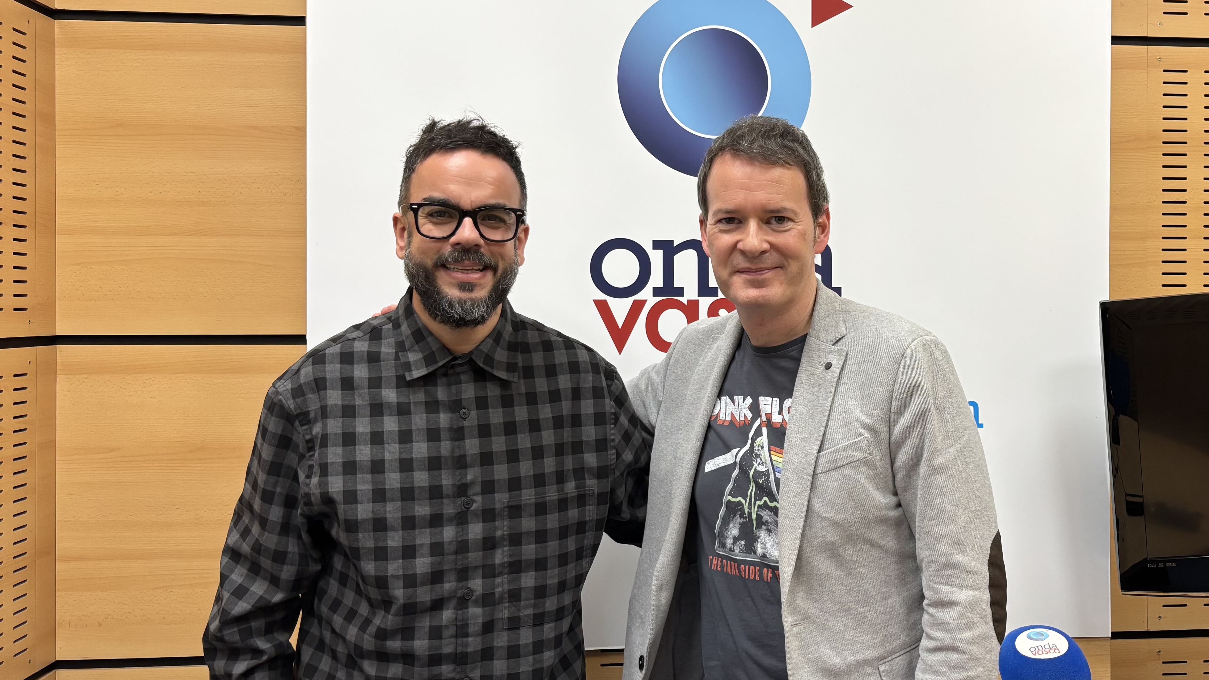 Aita del Norte junto a Txema Gutiérrez en los estudios de Onda Vasca