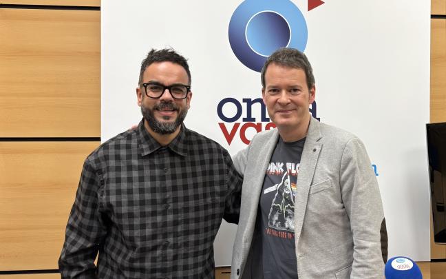 Aita del Norte junto a Txema Gutiérrez en los estudios de Onda Vasca
