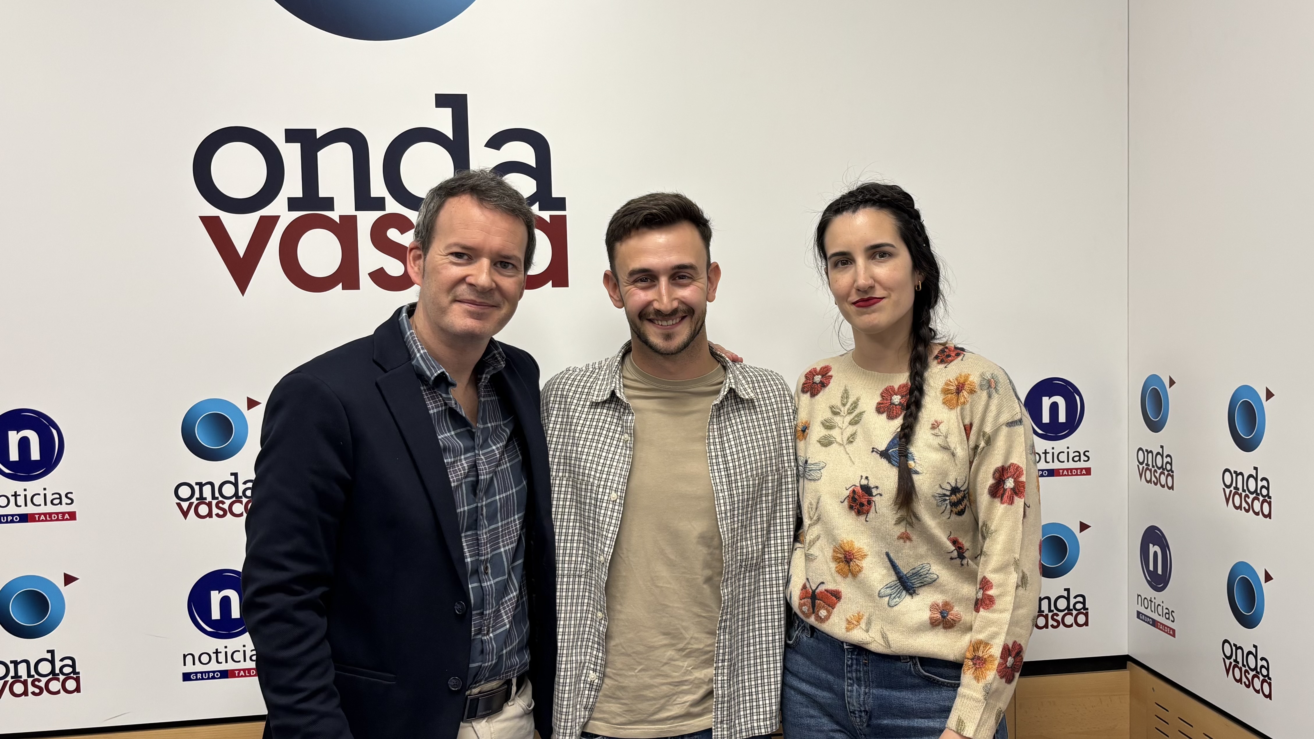 Jorge Ugalde junto a Txema Gutiérrez e Iranzu Calvo en los estudios de Onda Vasca