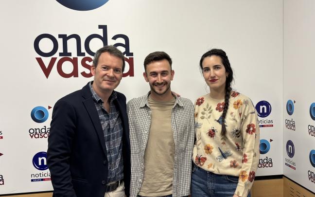 Jorge Ugalde junto a Txema Gutiérrez e Iranzu Calvo en los estudios de Onda Vasca