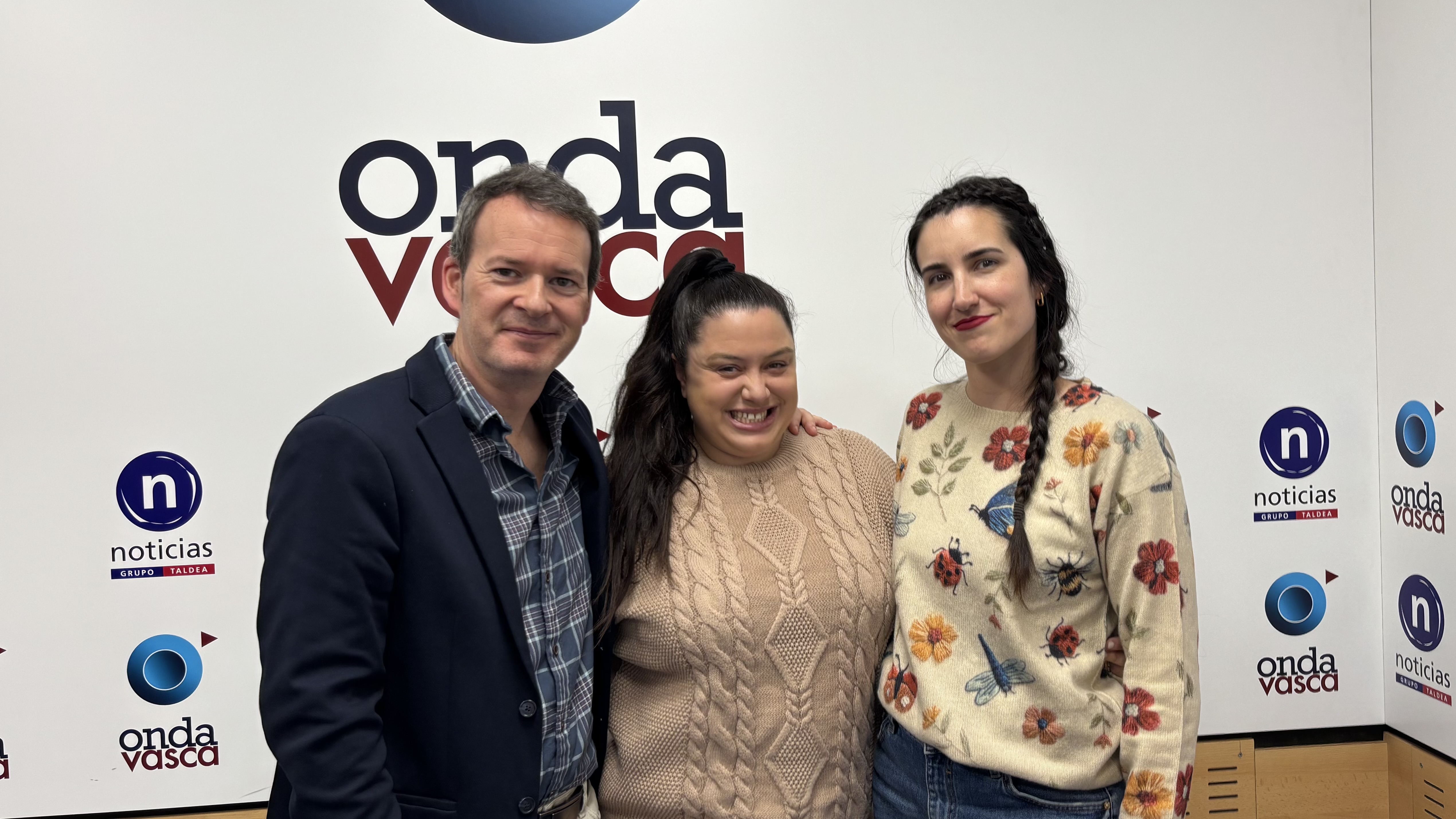 Cristina Caballero, más conocida como @viaja_mas_por_menos, junto a Txema Gutiérrez e Iranzu Calvo en los estudios de Onda Vasca