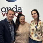 Cristina Caballero, más conocida como @viaja_mas_por_menos, junto a Txema Gutiérrez e Iranzu Calvo en los estudios de Onda Vasca