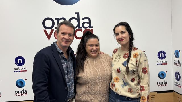 Cristina Caballero, más conocida como @viaja_mas_por_menos, junto a Txema Gutiérrez e Iranzu Calvo en los estudios de Onda Vasca