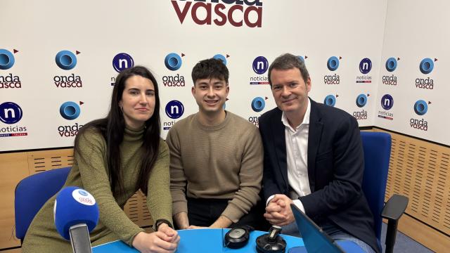 Asier Morillo junto a Iranzu Calvo y Txema Gutiérrez en los estudios de Onda Vasca