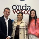 Rebeca Alfayat junto a Txema Gutiérrez e Iranzu Calvo en los estudios de Onda Vasca