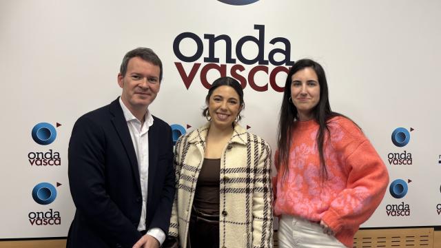 Rebeca Alfayat junto a Txema Gutiérrez e Iranzu Calvo en los estudios de Onda Vasca