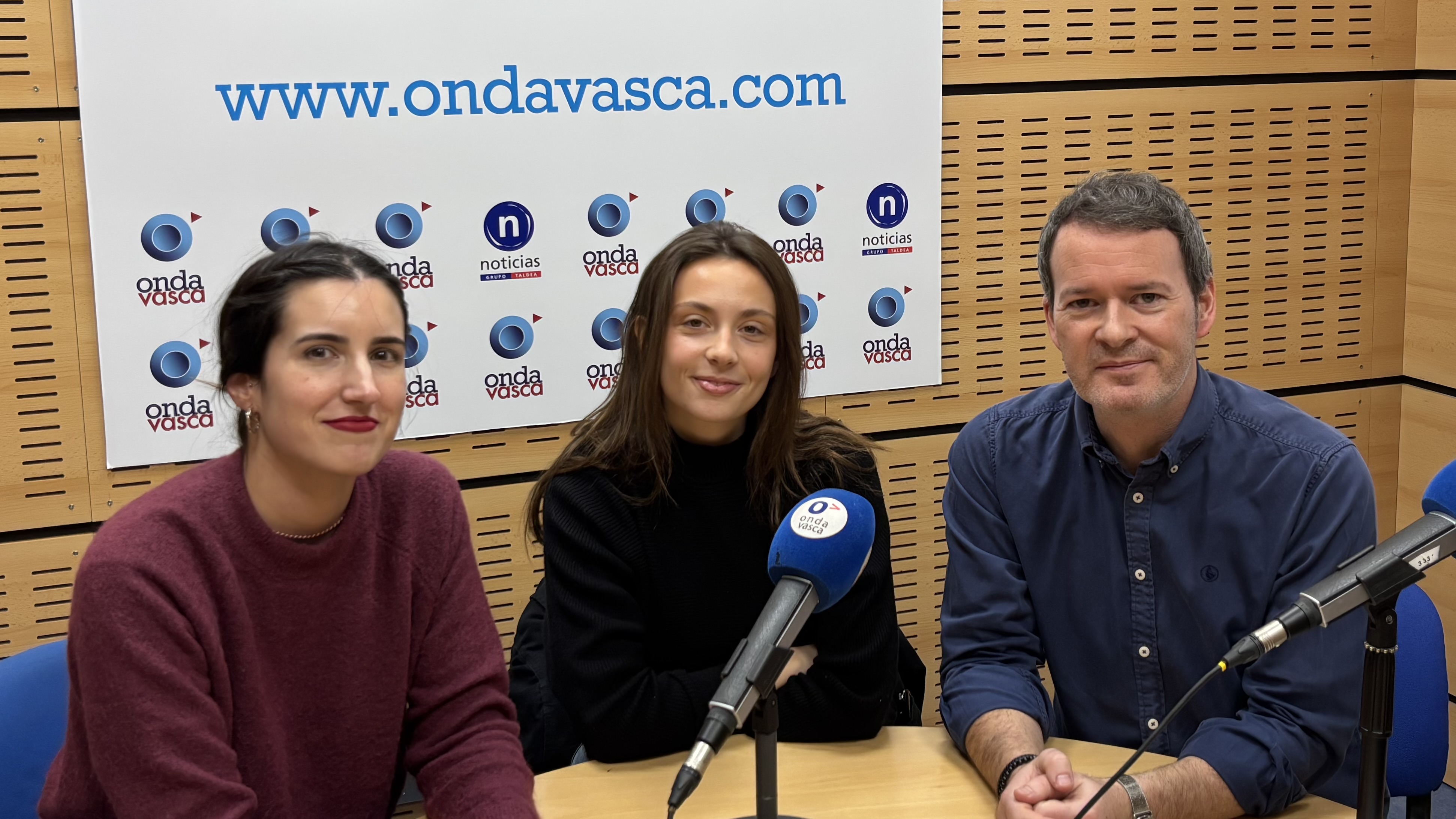 Maren junto a Iranzu Calvo y Txema Gutiérrez en los estudios de Onda Vasca