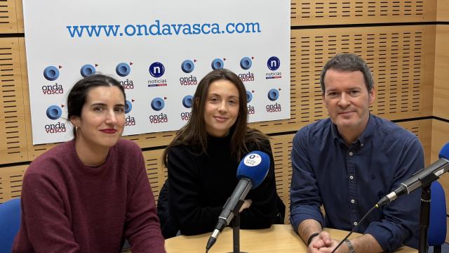 Maren junto a Iranzu Calvo y Txema Gutiérrez en los estudios de Onda Vasca