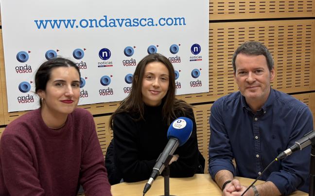 Maren junto a Iranzu Calvo y Txema Gutiérrez en los estudios de Onda Vasca