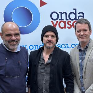 Mario Vega y Coque Malla junto a Txema Gutiérrez en los estudios de Onda Vasca