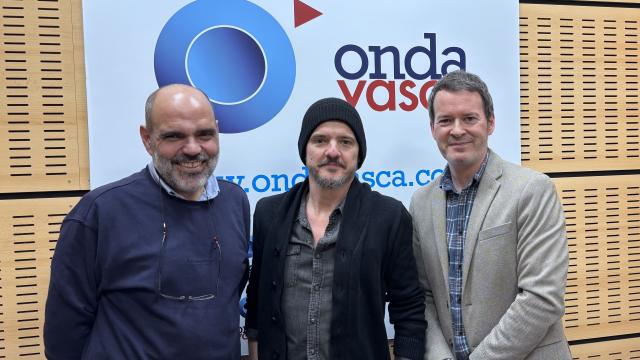 Mario Vega y Coque Malla junto a Txema Gutiérrez en los estudios de Onda Vasca