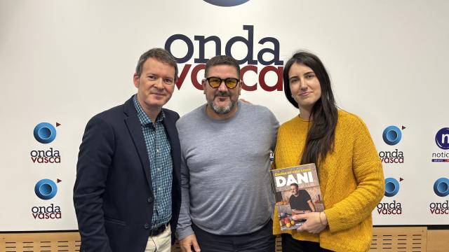 Dani García junto a Txema Gutiérrez e Iranzu Calvo en los estudios de Onda Vasca