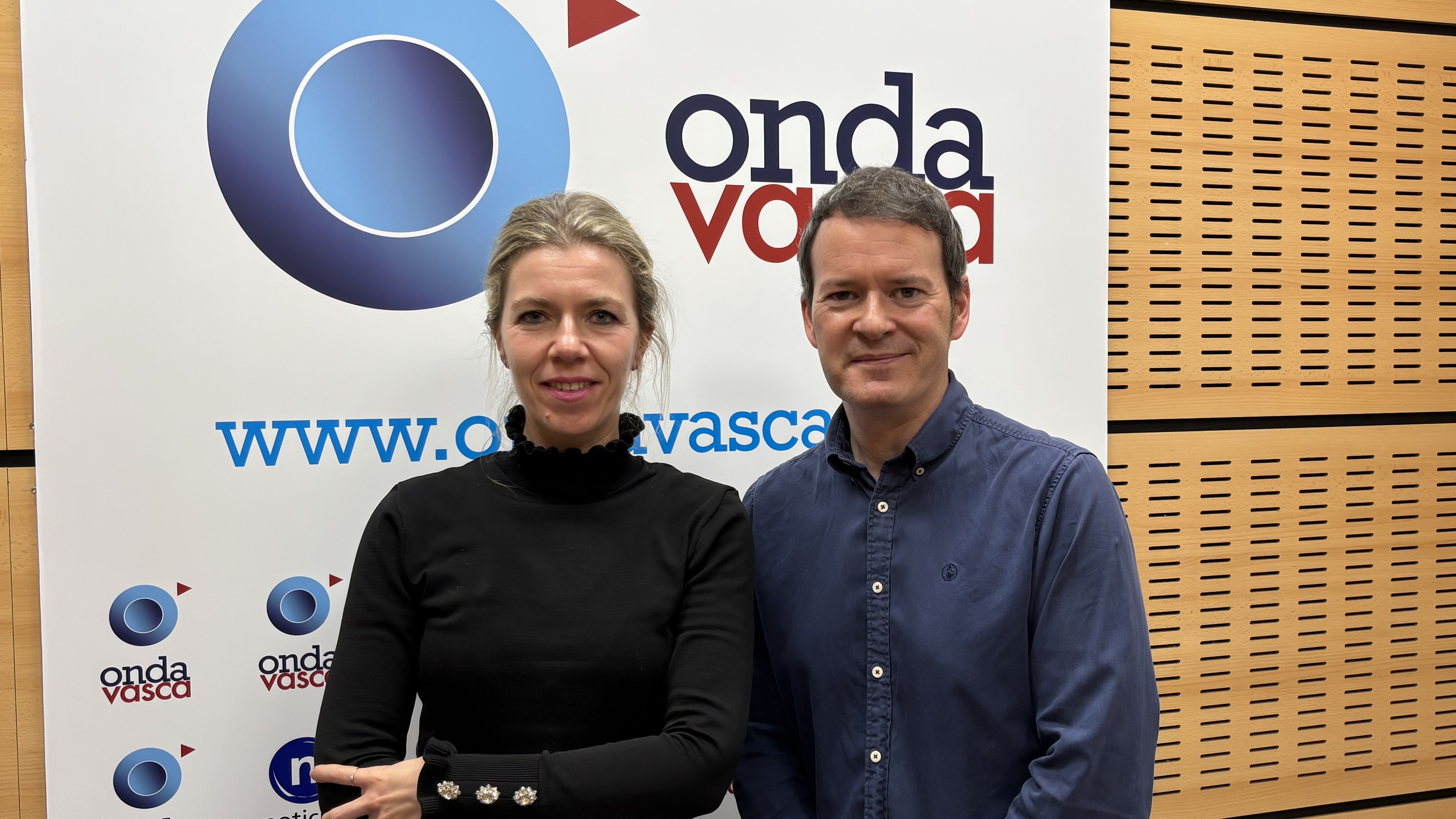 Greta Alonso junto a Txema Gutiérrez en los estudios de Onda Vasca