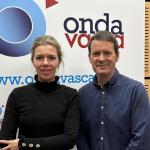 Greta Alonso junto a Txema Gutiérrez en los estudios de Onda Vasca