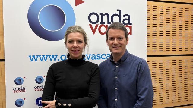 Greta Alonso junto a Txema Gutiérrez en los estudios de Onda Vasca