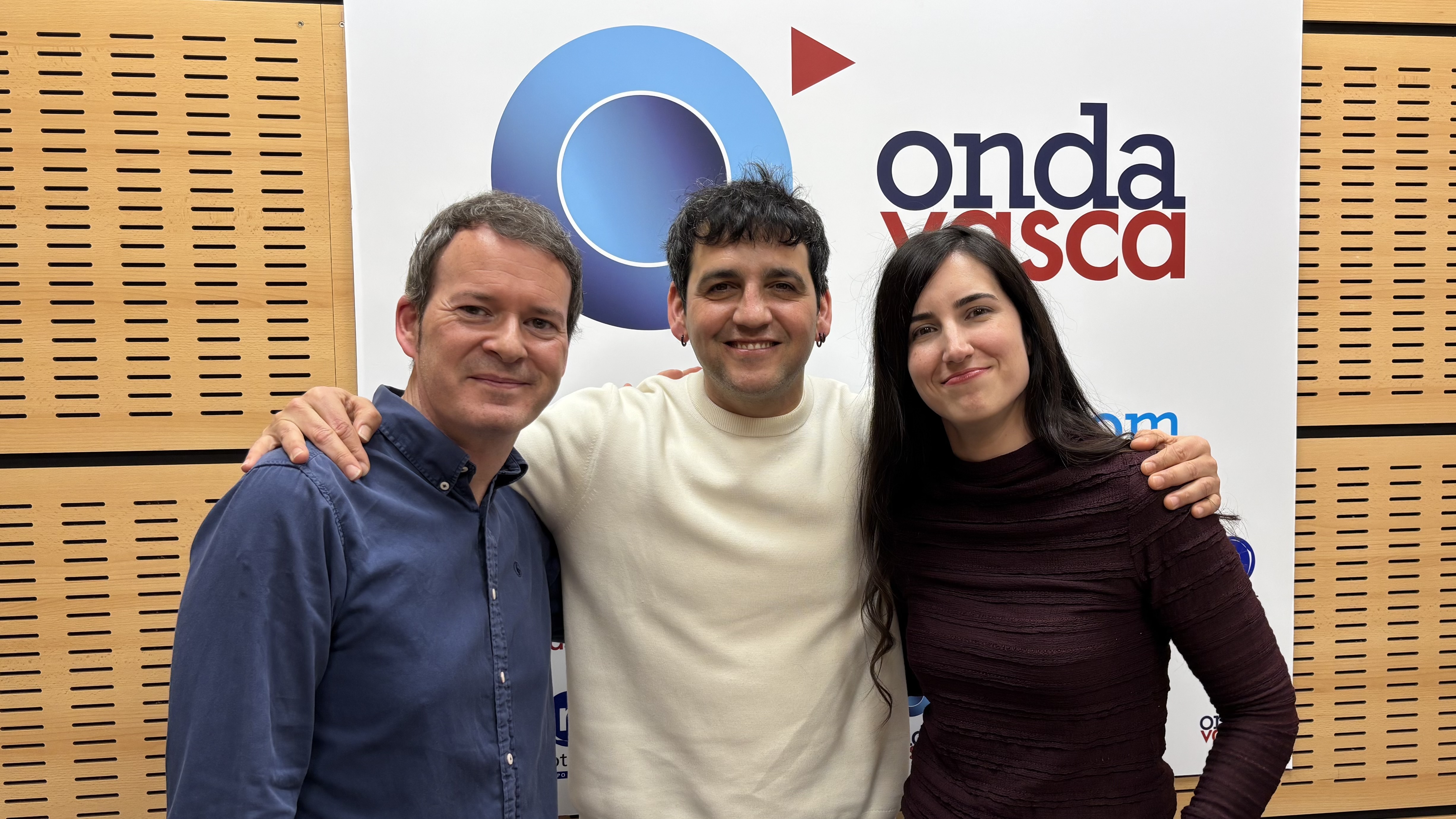 Fran Perea junto a Txema Gutiérrez e Iranzu Calvo en los estudios de Onda Vasca