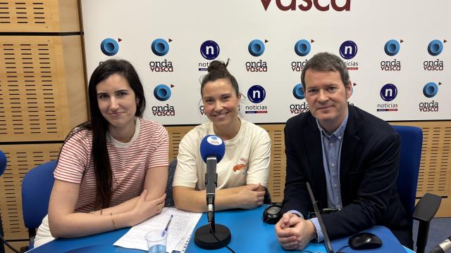 Eztizen Estefanía junto a Iranzu Calvo y Txema Gutiérrez en los estudios de Onda Vasca