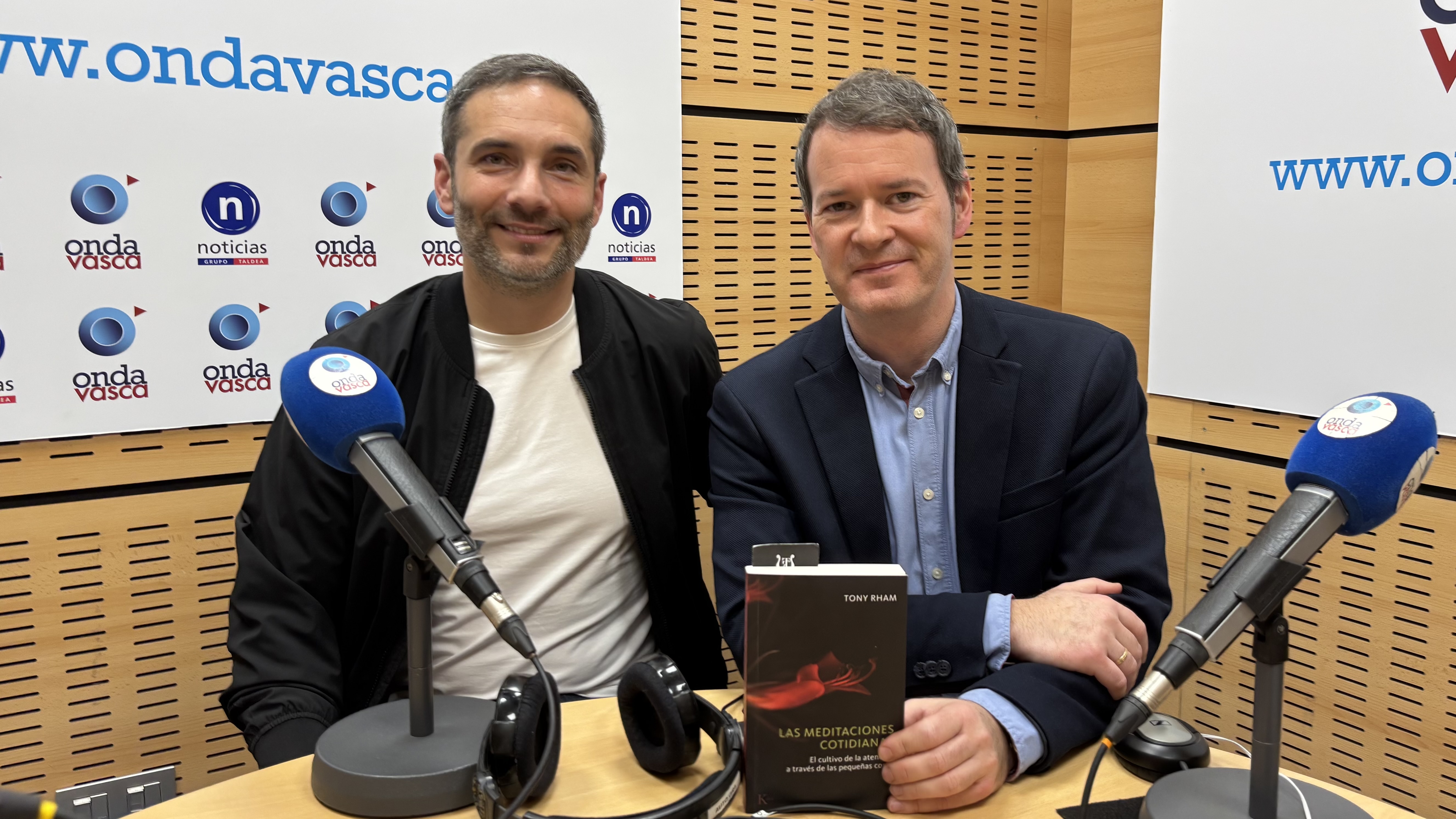 Tony Rham junto a Txema Gutiérrez en los estudios de Onda Vasca