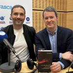 Tony Rham junto a Txema Gutiérrez en los estudios de Onda Vasca