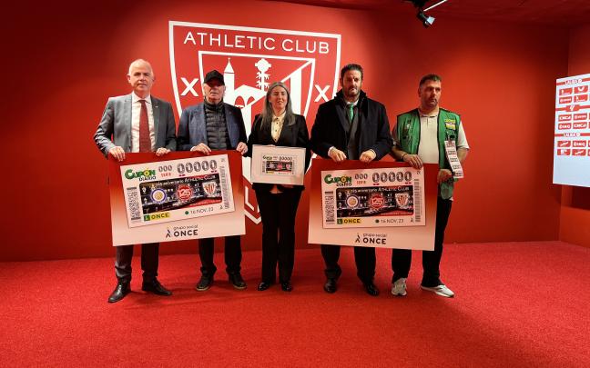 El Athletic y la ONCE posan junto al cupón conmemorativo El Athletic y la ONCE posan junto al cupón conmemorativo