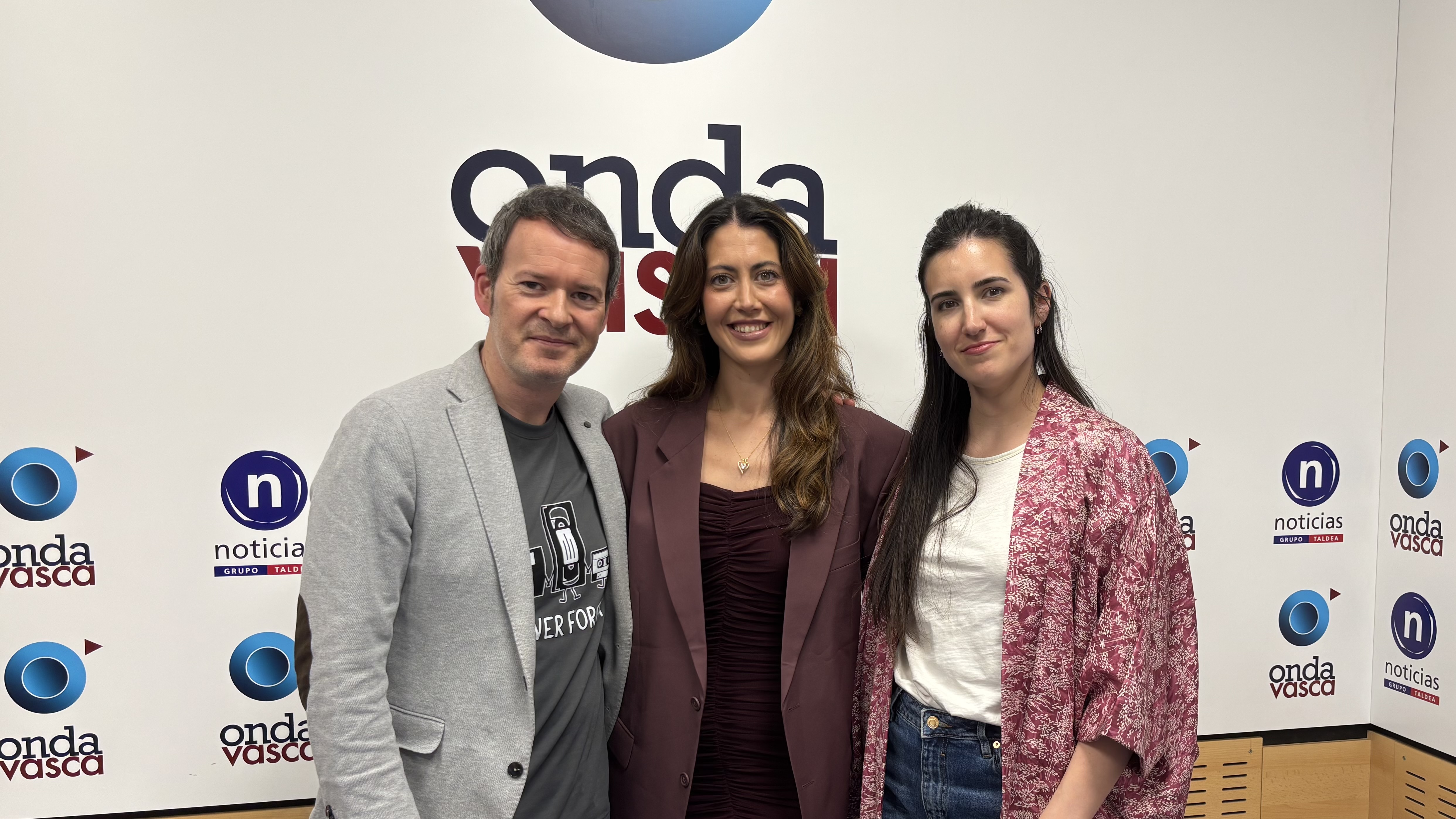 Nahikari Núñez junto a Txema Gutiérrez e Iranzu Calvo en los estudios de Onda Vasca