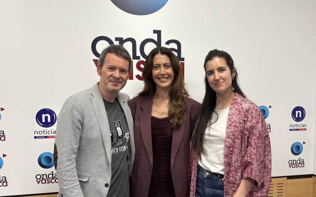 Nahikari Núñez junto a Txema Gutiérrez e Iranzu Calvo en los estudios de Onda Vasca