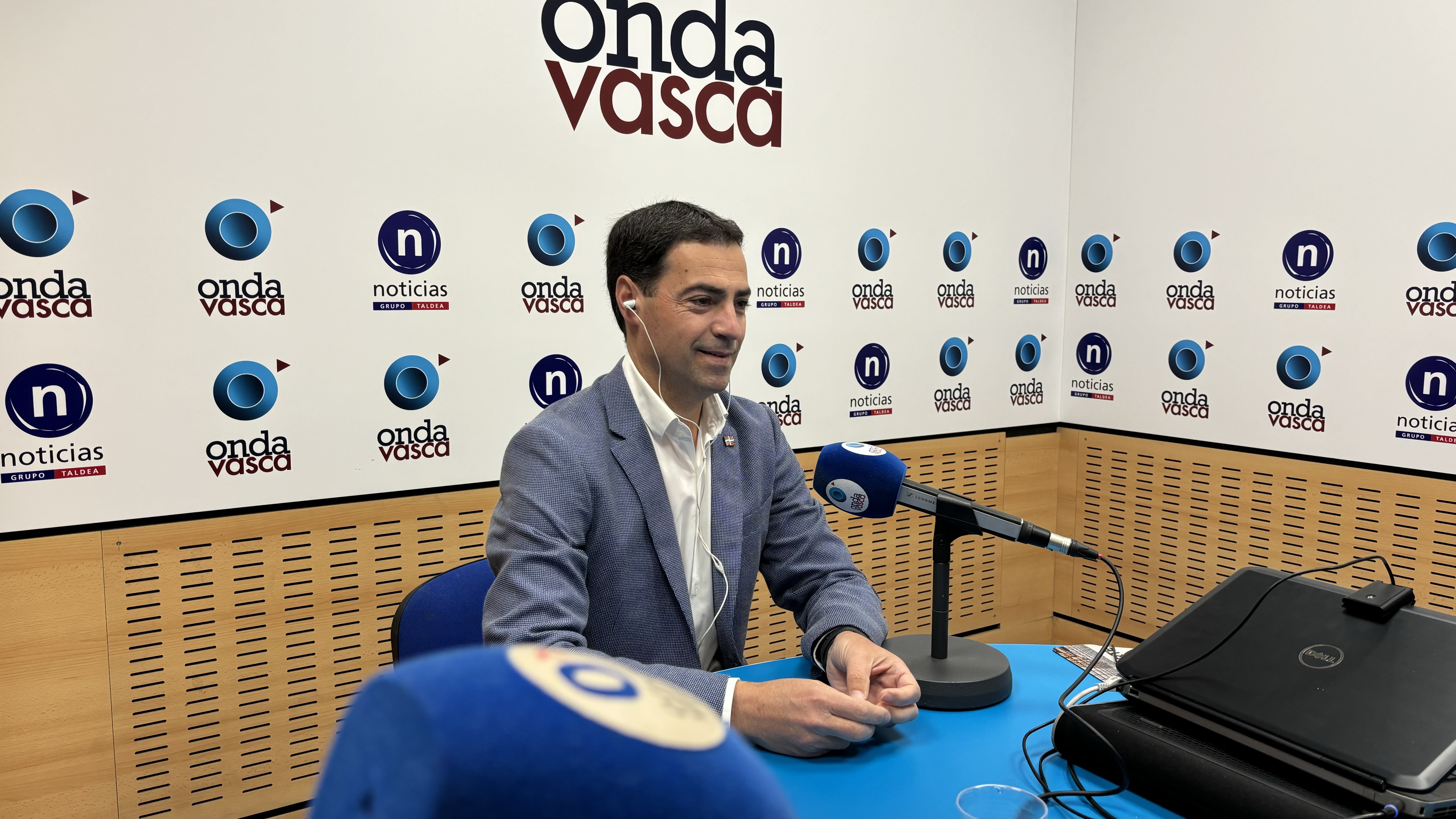 Imanol Pradales en los estudios de ONDA VASCA