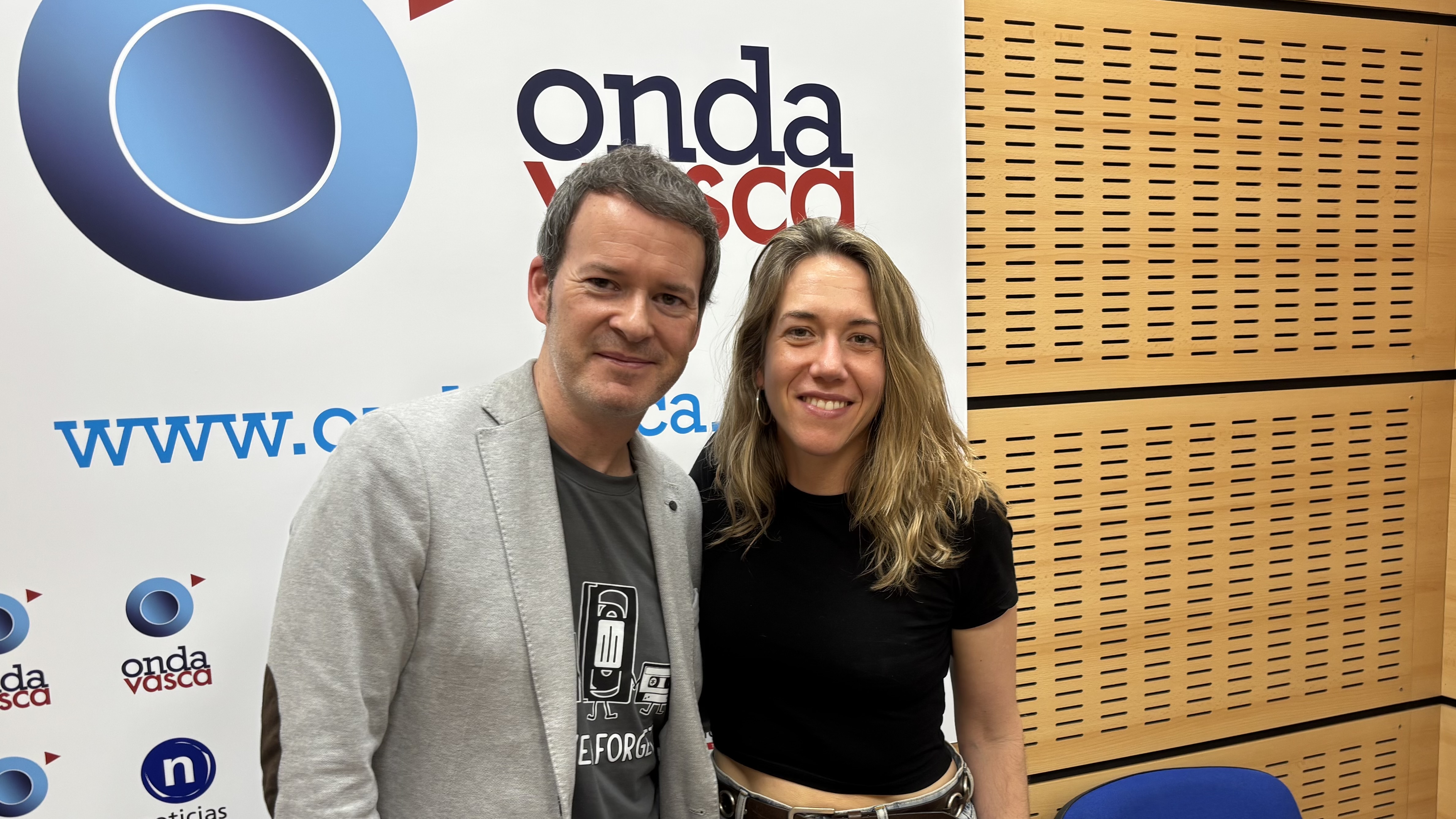 Violeta Serrano junto a Txema Gutiérrez en los estudios de Onda Vasca