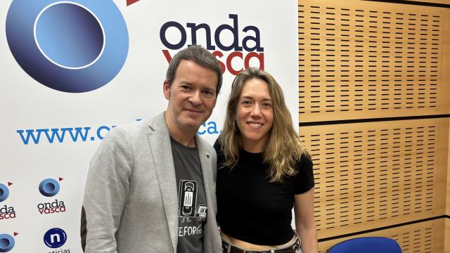 Violeta Serrano junto a Txema Gutiérrez en los estudios de Onda Vasca