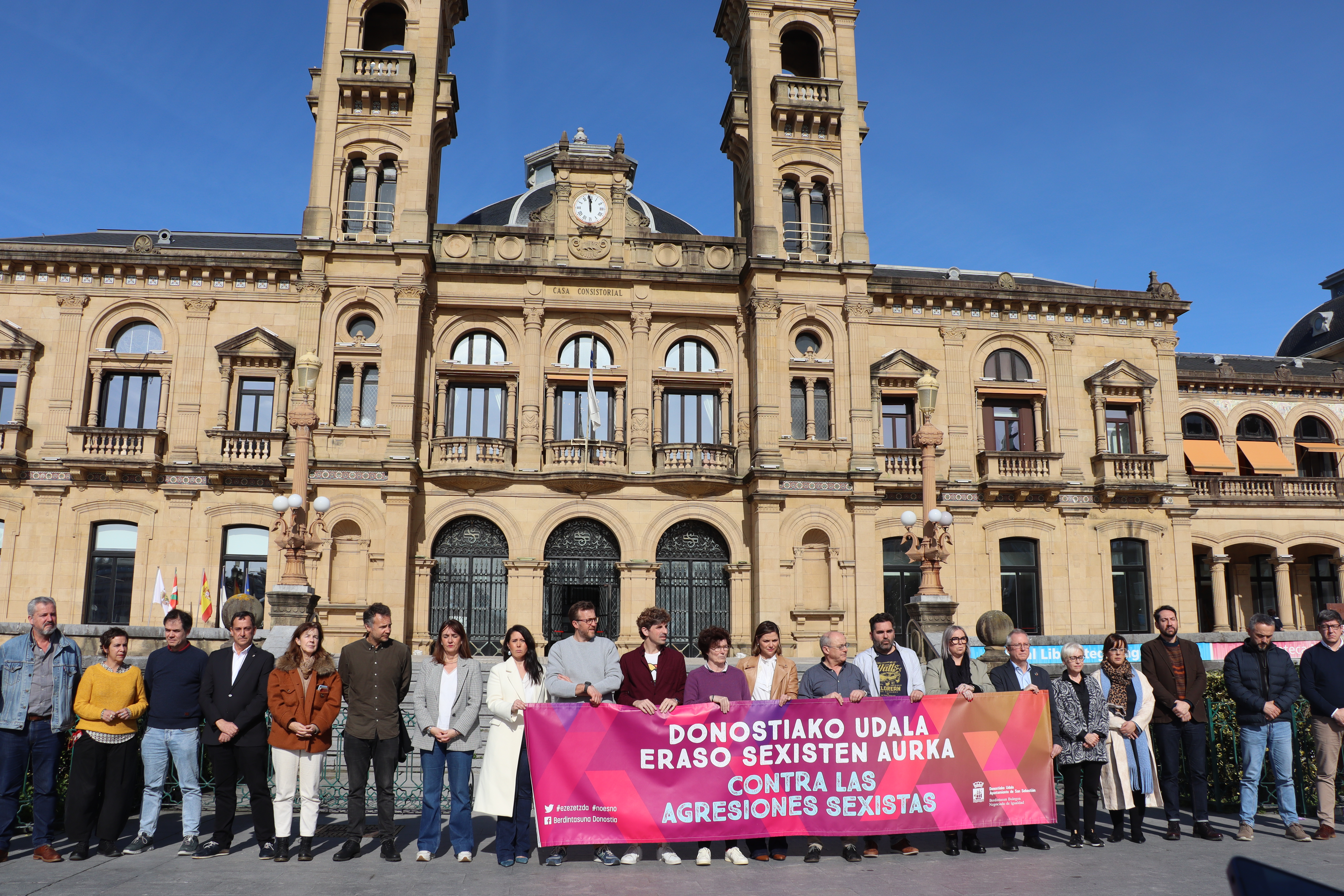 Concentración en Donostia, esta mañana, por la última denuncia de agresión sexual