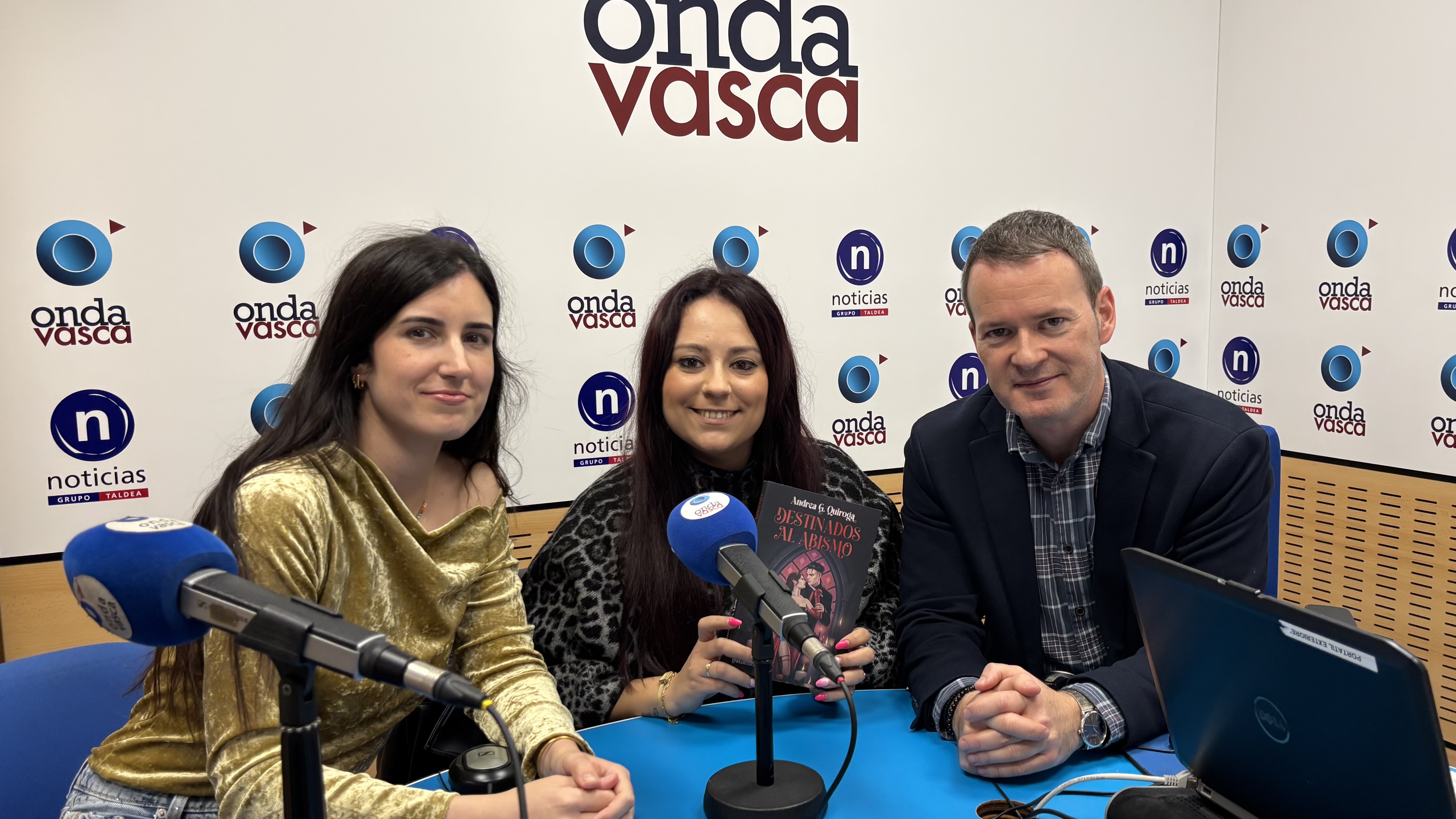 Andrea G. Quiroga junto a Iranzu Calvo y Txema Gutiérrez en los estudios de Onda Vasca